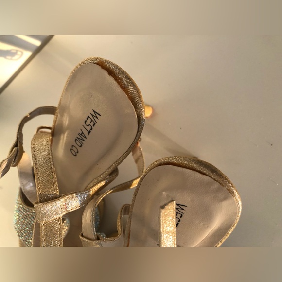 Elegant Rhinestone Embellished Sandals - Picture 4 of 5